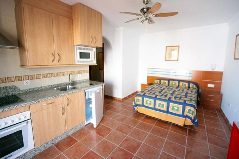 Apartamentos Nerjaluna Bilik gambar